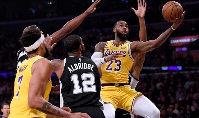  詹姆斯三双助湖人险胜马刺  